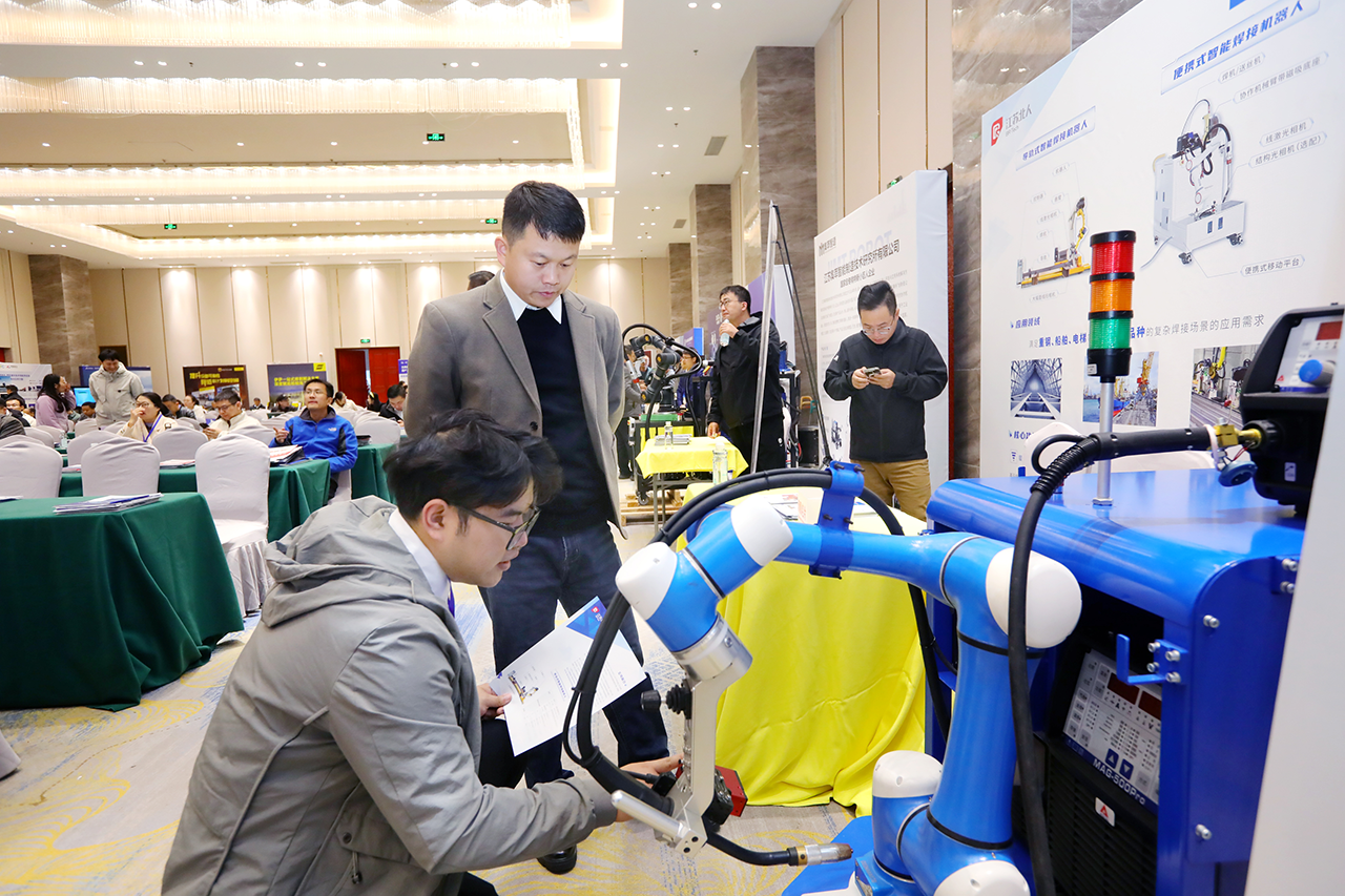江苏PA直营携便携式智能焊接机器人亮相2025船舶工业数智化创新技术交流大会